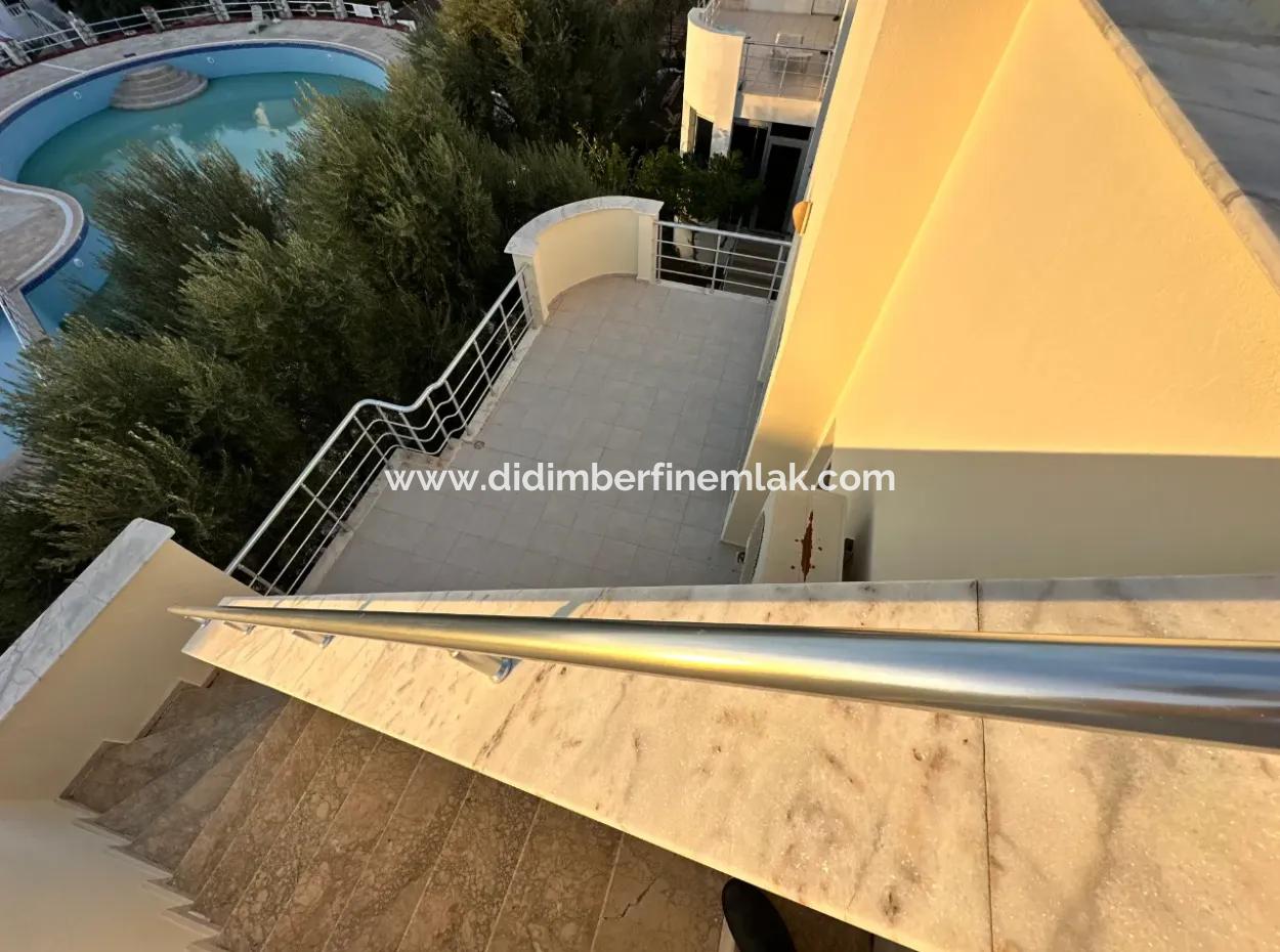 Akbükte Site İçerinde Satılık 2+1 Villa