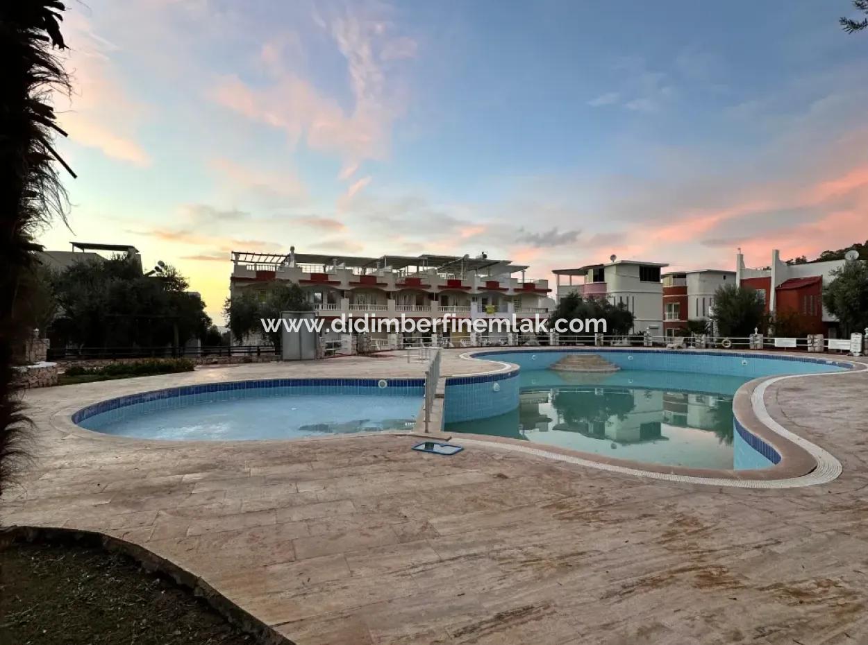 Akbükte Site İçerinde Satılık 2+1 Villa